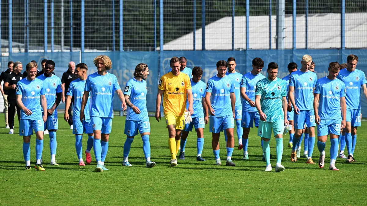 Fototermin beim TSV 1860 München: 21.07.2024, Bayern, München: Fußball: 3. Liga, Fototermin TSV 1860 München. Die Mannschaft des TSV 1860 München kommt zum Fototermin. Foto: Felix Hörhager/dpa +++ dpa-Bildfunk +++