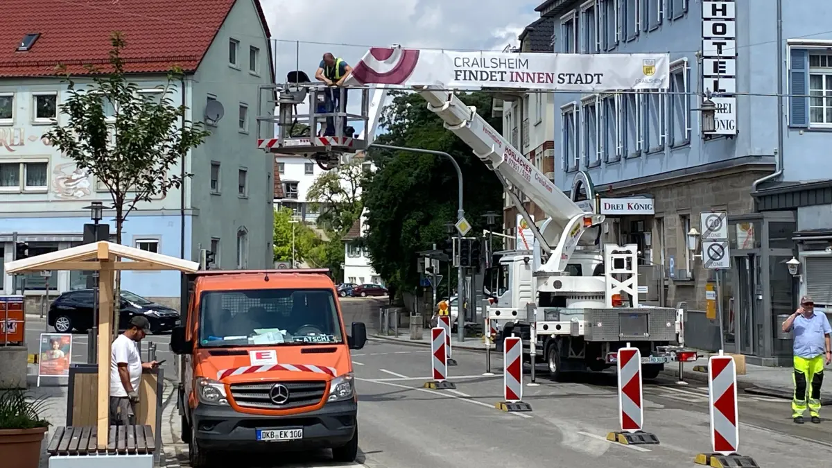 Abbau der Banner in der Wilhelmstraße: Der Verkehrsversuch ist beendet.