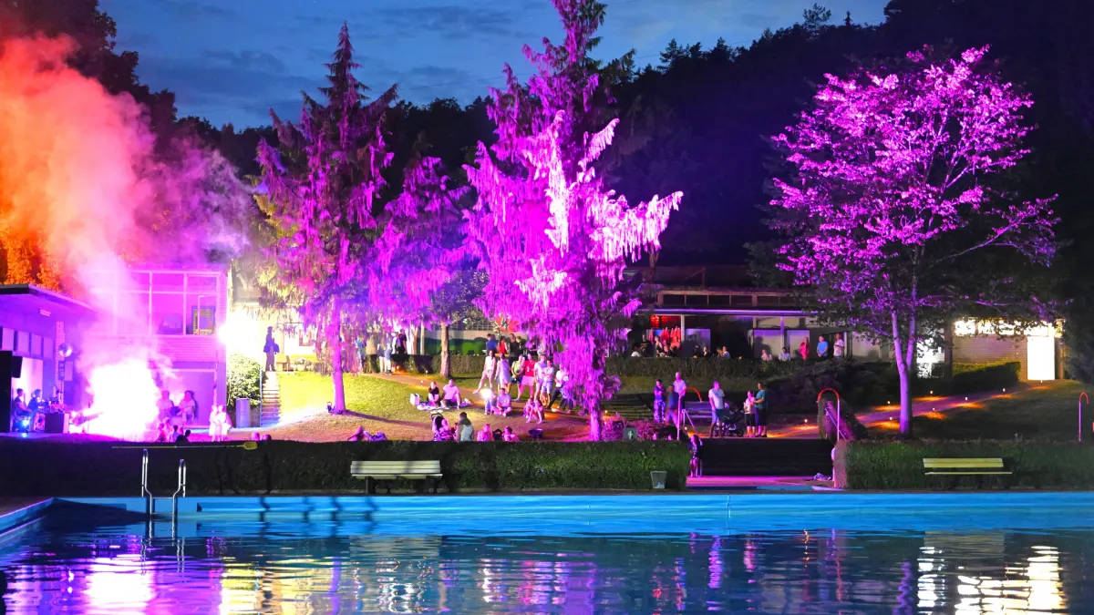 Tim Heuter tauchte bei seiner Lichtshow im Allmendinger Waldfreibad das gesamte Areal in ein farbiges Lichtermeer.