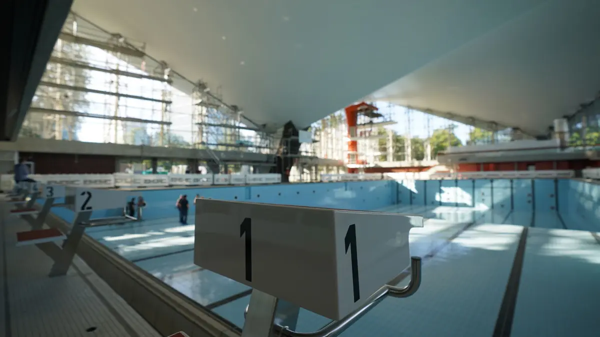 Alsterschwimmhalle: ARCHIV - 05.09.2023, Hamburg: Blick in das 50-Meter-Schwimmbecken der neu sanierten Alsterschwimmhalle. (zu dpa: «Hamburg investiert kräftig in Sportstätten») Foto: Marcus Brandt/dpa +++ dpa-Bildfunk +++