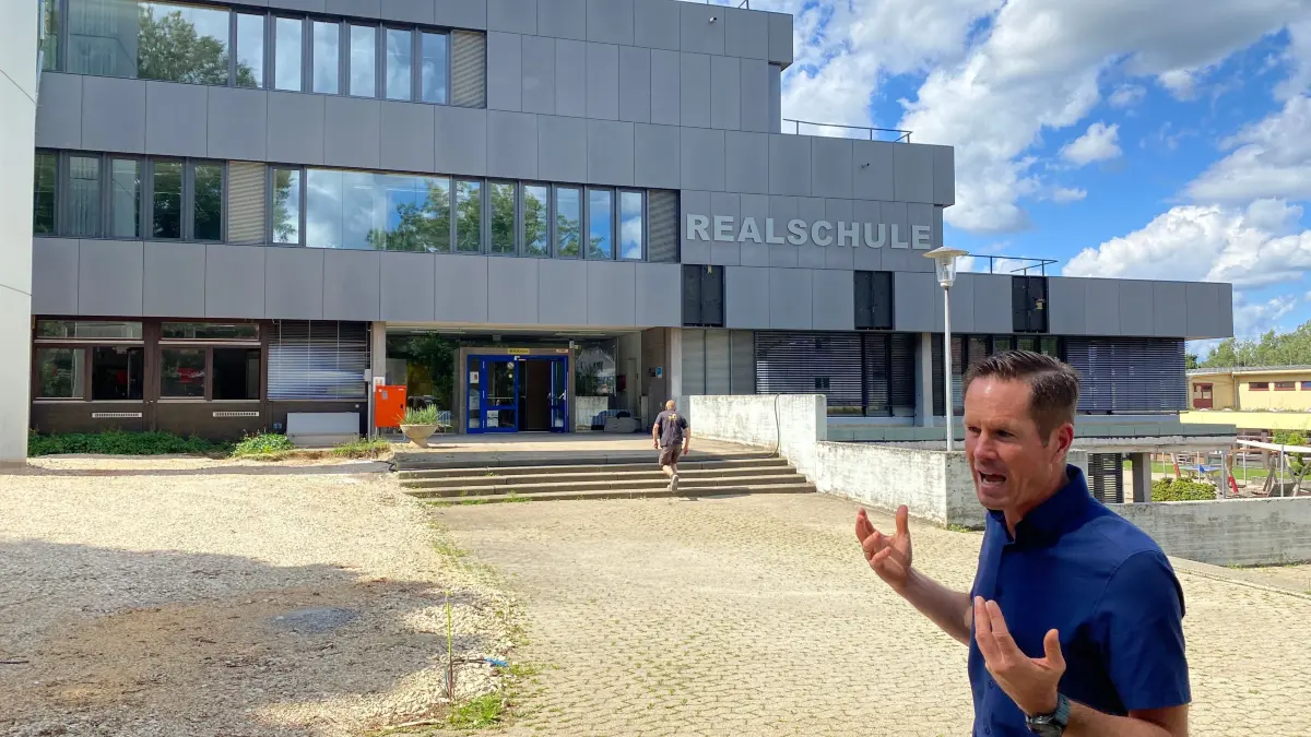 Realschulrektor Stefan Hipp äußerte seine Freude darüber, dass die Stadt das Gebäude seiner Schule mit einem Aufwand von 6,6 Millionen Euro "in die heutige Zeit holt".