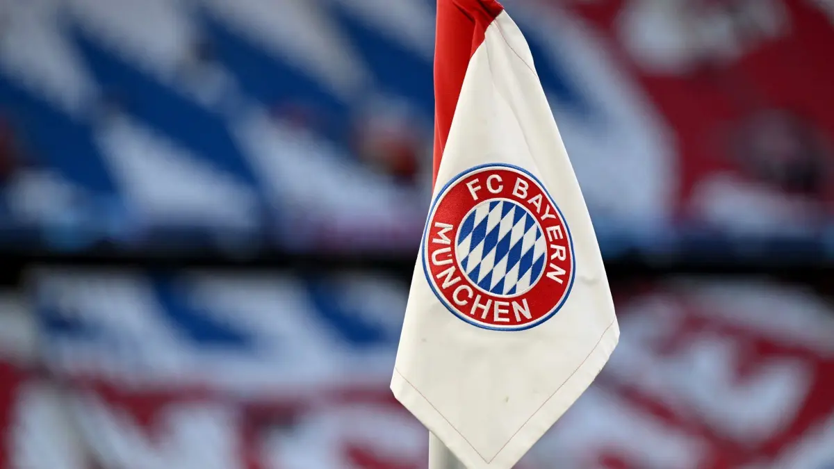 FC Bayern München: ARCHIV - 20.09.2023, Bayern, München: Fußball, Champions League, FC Bayern München - Manchester United, Gruppenphase, Gruppe A, 1. Spieltag, Allianz Arena, Das Vereinswappen des FC Bayern München ist auf einer Eckfahne zu sehen. (zu dpa: «Bayern verstärkt Austausch zwischen Nachwuchs und Profis») Foto: Sven Hoppe/dpa +++ dpa-Bildfunk +++