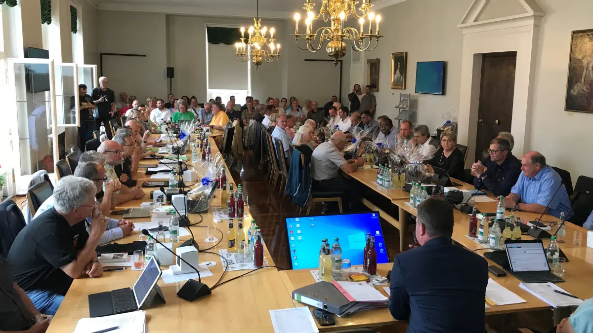 Der neue Hechinger Gemeinderat, kurz nach der Verpflichtung der Stadträte. Die Sitzordnung ist neu: Hinten rechts ist als drittgrößte Fraktion die AfD nach CDU und FDP. Links hinten sitzt nun die SPD, nach Freien Wählern und Bunter Liste.