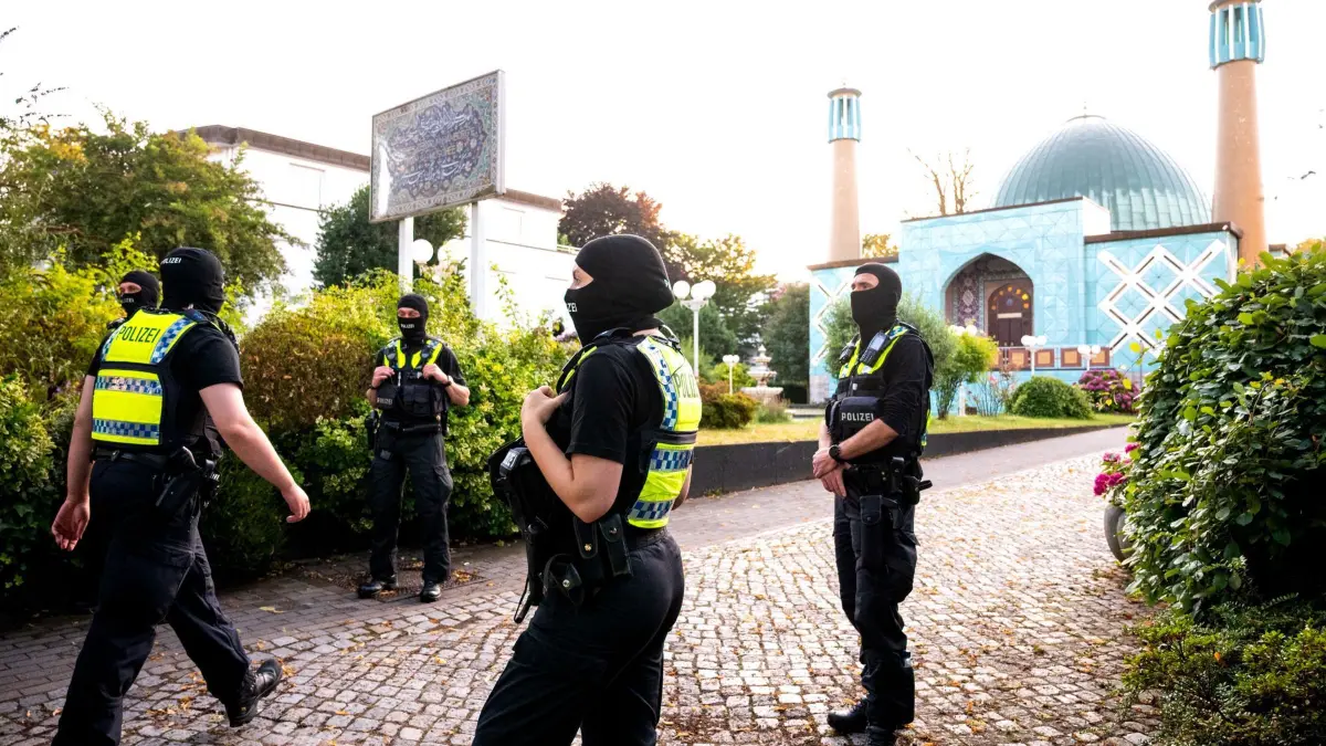 Razzien gegen Islamisten - Blaue Moschee Hamburg: 24.07.2024, Hamburg: Einsatzkräfte der Polizei stehen während einer Razzia auf dem Gelände vom Islamischen Zentrum Hamburg (IZH) mit der Imam Ali Moschee (Blaue Moschee) an der Außenalster. Foto: Daniel Bockwoldt/dpa +++ dpa-Bildfunk +++
