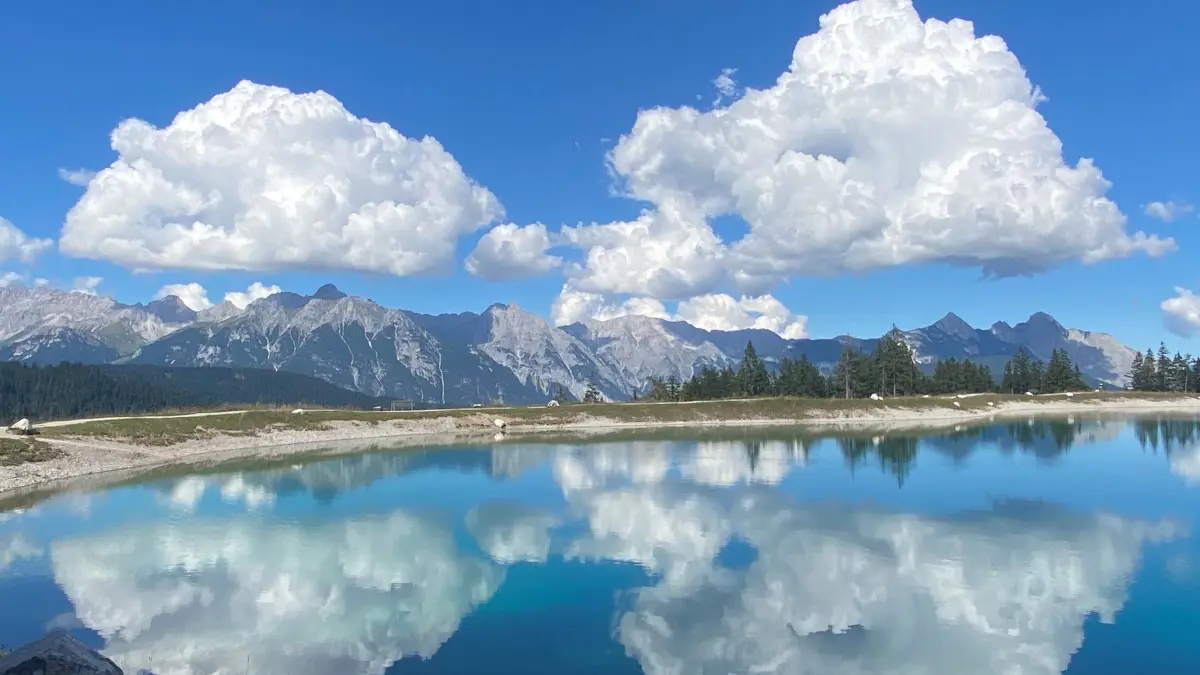 Naturpark Karwendel & lavera: Naturschutz und Erholung im Karwendel - Ein beliebtes Ausflugsziel im Karwendel Naturpark ist der Wasserspeicher-See bei Seefeld / Weiterer Text über ots und www.presseportal.de/nr/64783 / Die Verwendung dieses Bildes für redaktionelle Zwecke ist unter Beachtung aller mitgeteilten Nutzungsbedingungen zulässig und dann auch honorarfrei. Veröffentlichung ausschließlich mit Bildrechte-Hinweis. Foto: Kästner-Laverana/Laverana GmbH/obs
