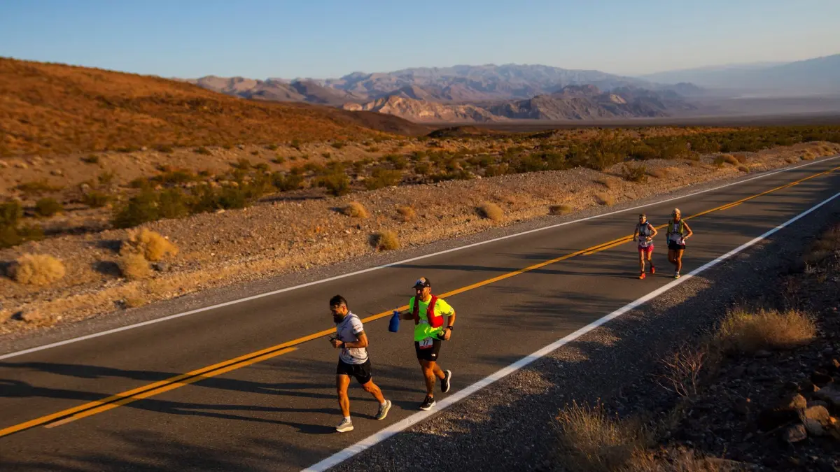 Ultramarathon im Death Valley in den USA: 23.07.2024, USA, Death Valley National Park: Läufer starten bei Sonnenaufgang auf der California Route 190 während des Badwater 135 Meilen (217 Kilometer) Ultramarathons im Death Valley. Foto: Ty ONeil/AP/dpa +++ dpa-Bildfunk +++