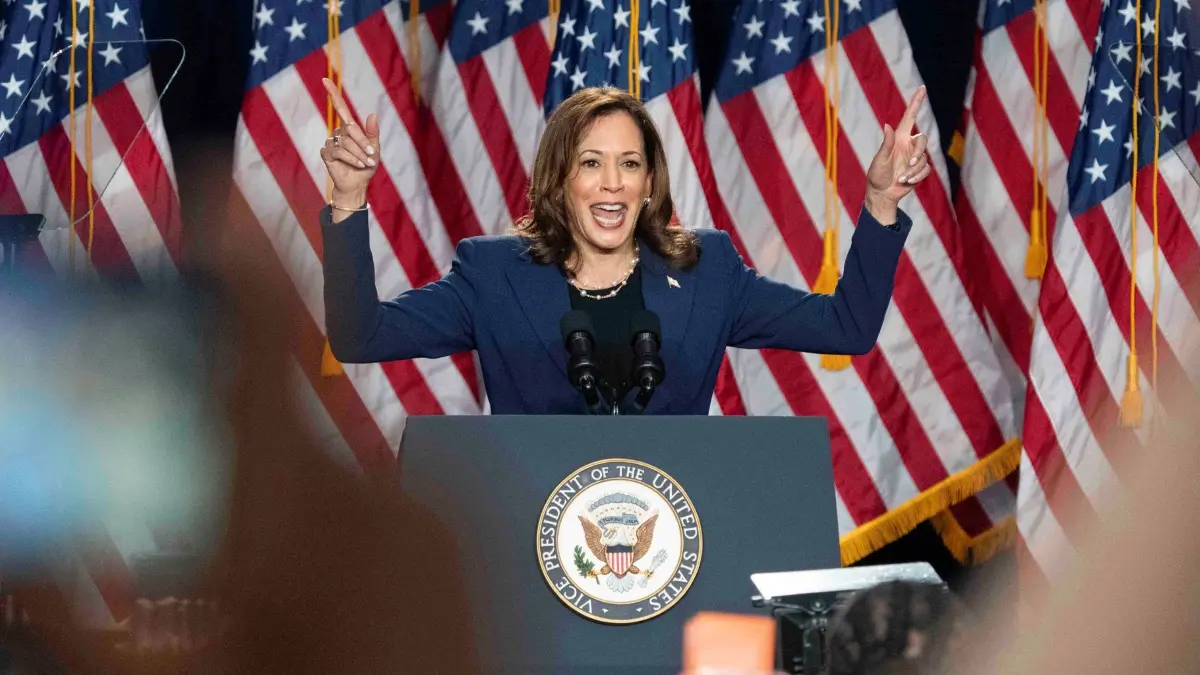 Wahl 2024 Harris: 23.07.2024, USA, West Allis: Vizepräsidentin Kamala Harris spricht bei ihrer Wahlkampfveranstaltung in der West Allis Central High School. Foto: Kayla Wolf/AP/dpa +++ dpa-Bildfunk +++