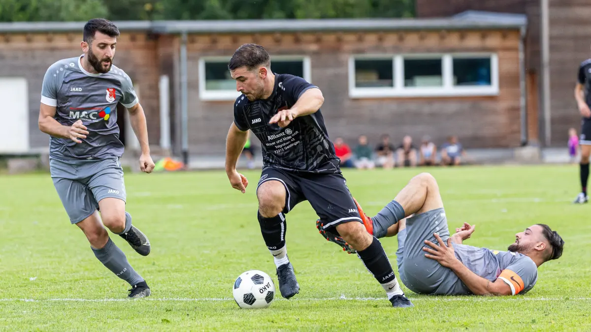 GZ-Pokal 2024: GZ-Pokal 2024; TV Deggingen - TKSV Geislingen;
Spieltag 1, Spiel 1;
Fatih Memis (TKSV Geislingen II, #7), David Weckerle (TV Deggingen, #6) und Ergün Sevdi (TKSV Geislingen II, #11);
24.07.2024; Deggingen.
Foto: Thomas Madel