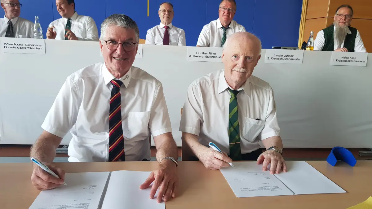 Die Oberschützenmeister Reinhard Mangold (Gmünd) und Kurt Weil (Hohenstaufen) unterschreiben die Gründungsurkunden, rechts hinten ihr Nachfolger Michael Suffel.