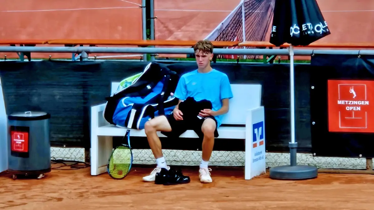 Sebastian Gampert (TC Hechingen) hat den ersten Satz beim 15.000-US-Dollar-Turnier in Metzingen verloren. Er ist sichtlich gezeichnet und überlegt, wie er die Wende schaffen kann.