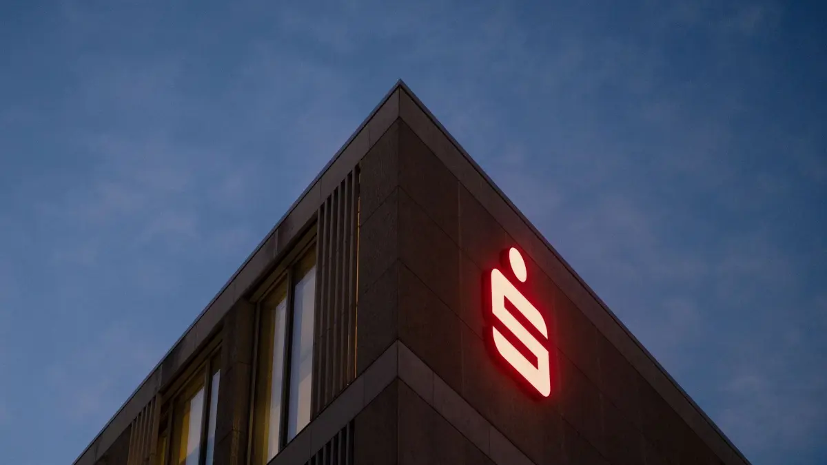 Logo der Sparkasse: ARCHIV - 20.10.2021, Baden-Württemberg, Stuttgart: Das Logo der Sparkasse ist an der Fassade eines Gebäudes in der Innenstadt zu sehen. (zu dpa: «Sparkassen: Besserung bei Wohnbaufinanzierung») Foto: Marijan Murat/dpa +++ dpa-Bildfunk +++