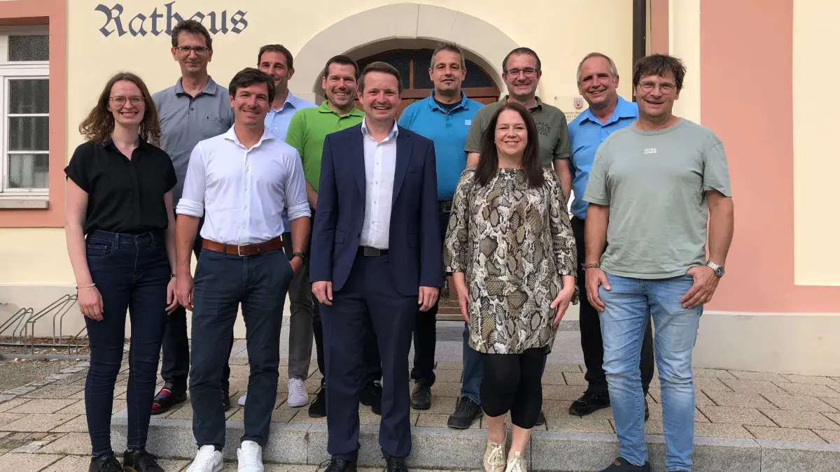 Der neue Gemeinderat in Oberdischingen: Stephanie Trentmann, Alexander Volz, Bürgermeister Wolfgang Schmauder, Angela Holzer und Kurt Auberer (vordere Reihe von links) sowie Norbert Ott, Nils Koch, Holger Hess, Rene Beitler, Stefan Kneer und Thomas Oswald (hintere Reihe von links).