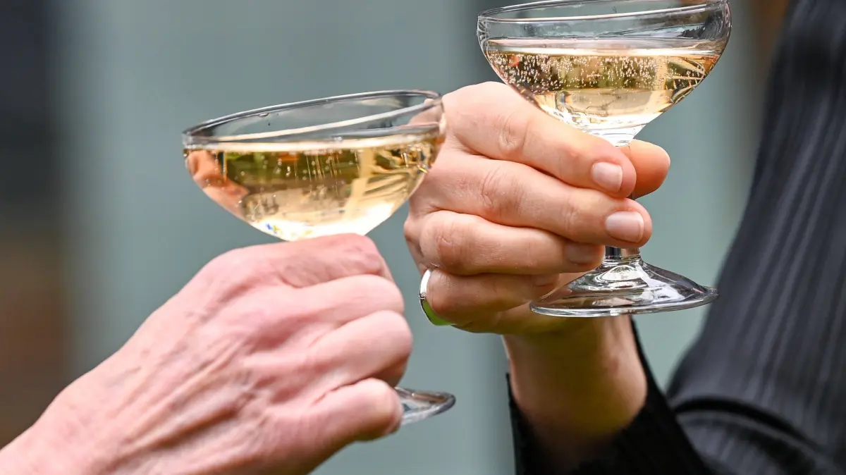 Nach der Verleihung vom Orden der Künste und der Literatur "Officier des Arts et Lettres" wird in der französischen Botschaft angestoßen. Zu Weihnachten, Silvester oder an Geburtstagen wird gerne angestoßen, doch die Menschen in Deutschland sind seltener in Sektlaune. Im vergangenen Jahr wurden 267,8 Millionen Liter Sekt, Prosecco und Champagner abgesetzt, wie das Statistische Bundesamt am 19.12.2023 mitteilte. (zu dpa "Konsum von Schaumwein seit 2012 stark gesunken") +++ dpa-Bildfunk +++