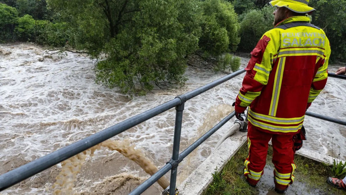 Hochwasser an der Fils in Salach, Feuerwehr am Wehr