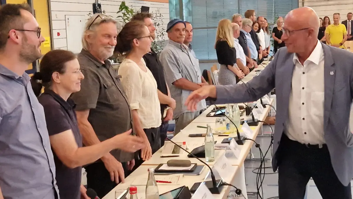 Landrat Gerhard Bauer verpflichtet die Kreisräte des neuen Kreistags per Handschlag.