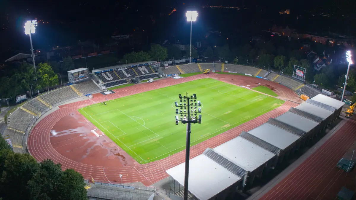 Ulmer Stadion Neuer Rasen . Neue Flutlichtanlage leuchtet bis nach Mitternacht