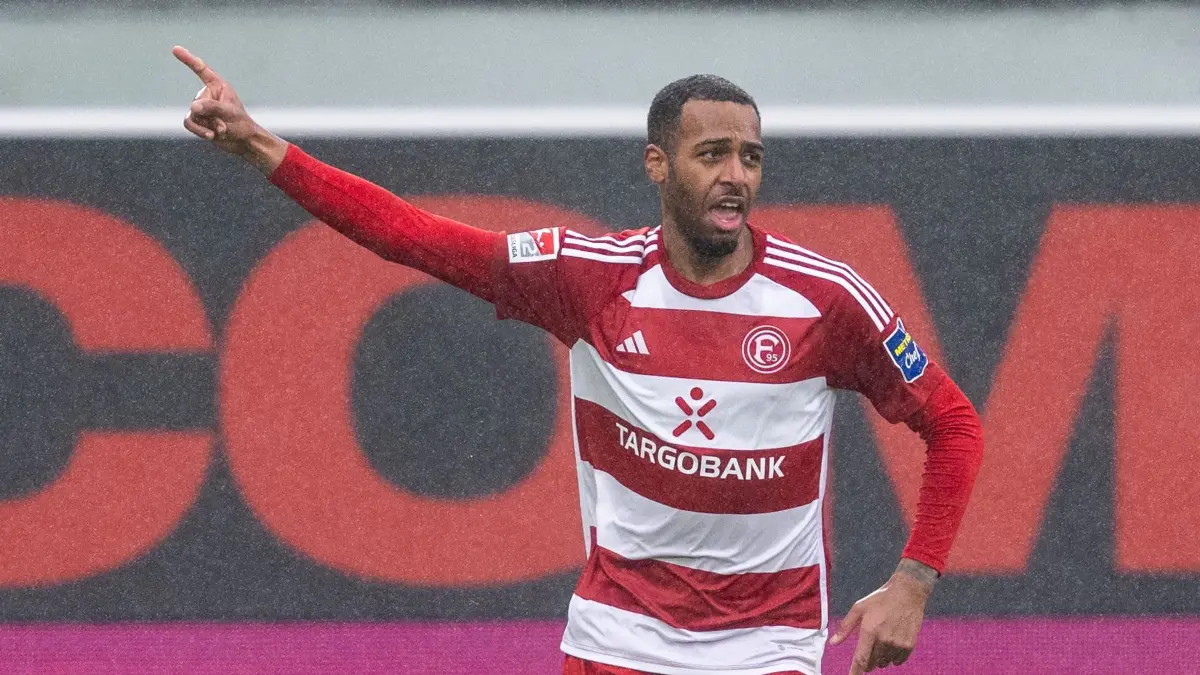 Marlon Mustapha: ARCHIV - 04.02.2024, Nordrhein-Westfalen, Paderborn: Fußball: 2. Bundesliga, SC Paderborn 07 - Fortuna Düsseldorf, 20. Spieltag, Home Deluxe Arena: Düsseldorfs Marlon Mustapha jubelt nach seinem Tor zum 3:2. (zu dpa: «Fürth leiht österreichischen Angreifer Mustapha») Foto: David Inderlied/dpa +++ dpa-Bildfunk +++