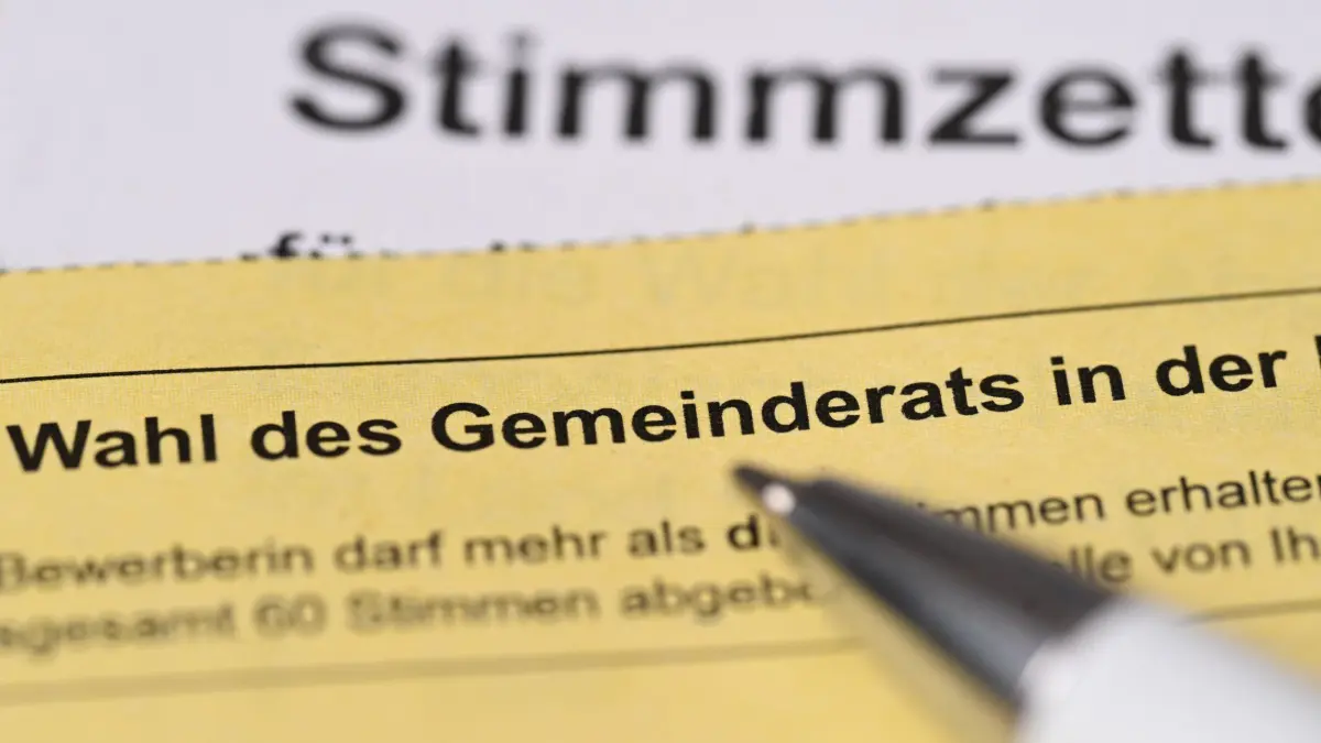 Kommunalwahl: ARCHIV - 27.05.2024, Baden-Württemberg, Stuttgart: Stimmzettel für die Briefwahl für die Wahl des Gemeinderats und für das Europaparlament liegen auf einem Tisch. (zu dpa: «Gemeinderatswahl in Crailsheim muss wiederholt werden») Foto: Bernd Weißbrod/dpa +++ dpa-Bildfunk +++
