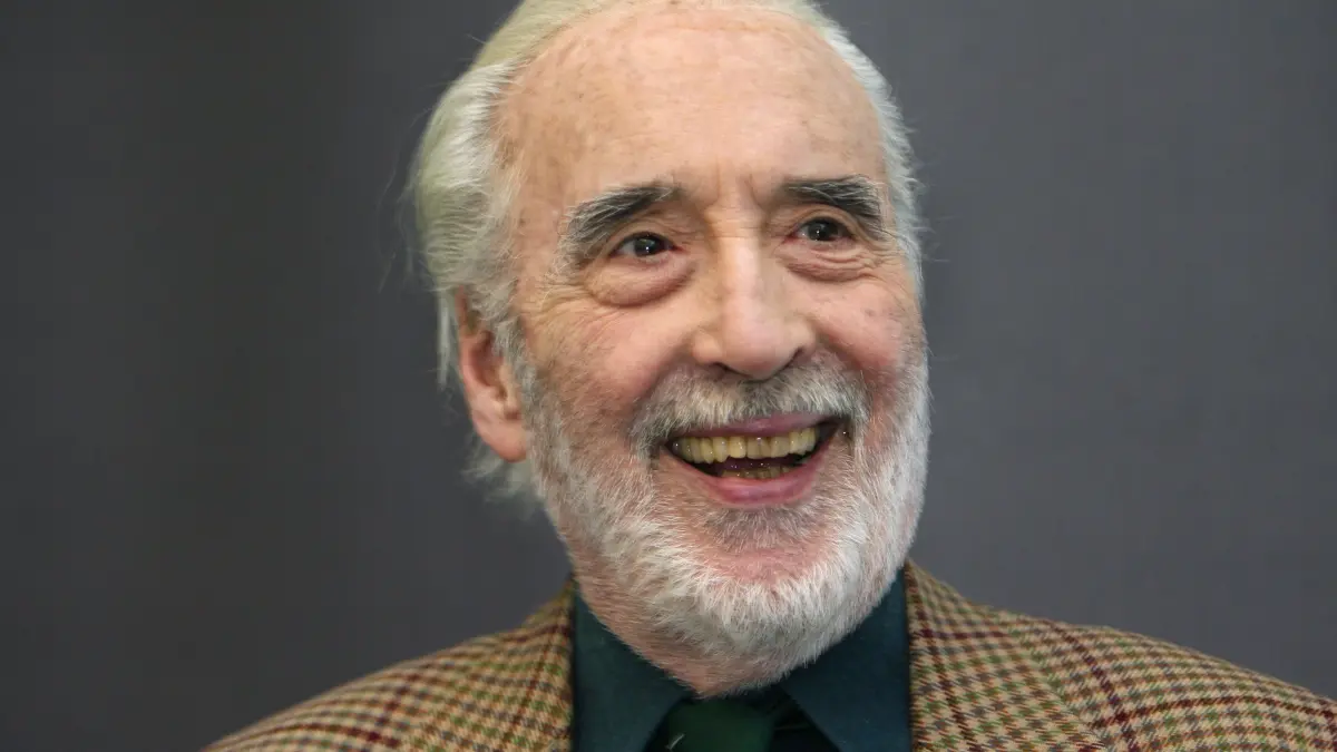 Der britische Schauspieler Christopher Lee lacht am Montag (03.11.2008) bei der Veranstaltungsreihe "BURDA-LIVE" in Offenburg . Der 86-jährige Schauspieler («Dracula») denkt 50 Jahre nach seinem internationalen Durchbruch als Schauspieler nicht ans Aufhören. Im kommenden Jahr wird er in vier neuen Filmen zu sehen sein. Foto: Rolf Haid dpa/lsw +++ dpa-Bildfunk +++