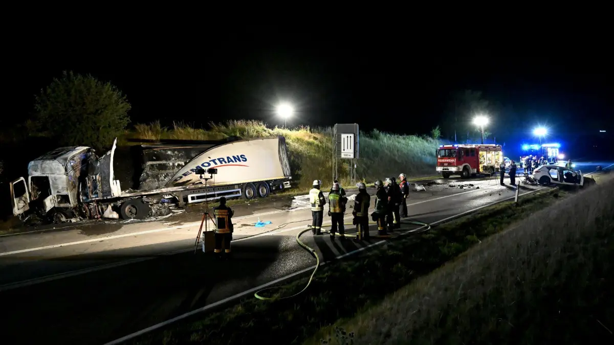 Autofahrer prallt frontal gegen Lkw und stirbt