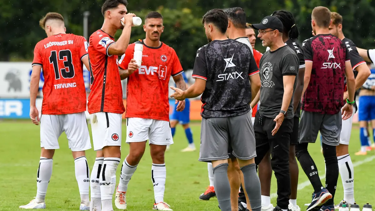 SGV Freiberg Fussball vs. 1.Goeppinger SV, Fussball, Regionalliga Suedwest, 1. Spieltag, 2024/2025, 27.07.2024, : Goeppingen bei der Trinkpause ,SGV Freiberg Fussball vs. 1.Goeppinger SV, Fussball, Regionalliga Suedwest, 1. Spieltag, 2024/2025, 27.07.2024,
Foto: Eibner-Pressefoto/Bernd Leitner