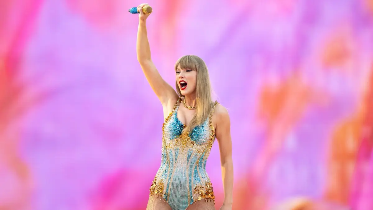 Sechstes Deutschland-Konzert von Taylor Swift: 27.07.2024, Bayern, München: Die US-amerikanische Popsängerin Taylor Swift steht während eines Konzerts im Rahmen ihrer «Eras Tour» im Olympiastadion auf der Bühne. Am Wochenende gibt die Popsängerin die letzten beiden Deutschlandkonzerte im Rahmen ihrer «Eras»-Tournee. Nach Gelsenkirchen und Hamburg rockte der Megastar nun München. (ACHTUNG: Nur zur redaktionellen Verwendung im Zusammenhang mit der aktuellen Berichterstattung über das Konzert in München. Keine Verwendung für Magazin-Cover oder Buchpublikationen.) Foto: Lennart Preiss/dpa - ACHTUNG: Nur zur redaktionellen Verwendung im Zusammenhang mit der aktuellen Berichterstattung über das Konzert in München. Keine Verwendung für Magazin-Cover oder Buchpublikationen +++ dpa-Bildfunk +++