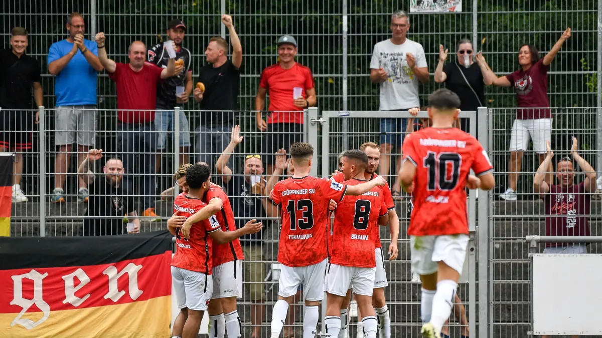 SGV Freiberg Fussball vs. 1.Goeppinger SV, Fussball, Regionalliga Suedwest, 1. Spieltag, 2024/2025, 27.07.2024, : Die Goeppinger feiern ihren 2:1 Führungstreffer vor den eignen Fans, SGV Freiberg Fussball vs. 1.Goeppinger SV, Fussball, Regionalliga Suedwest, 1. Spieltag, 2024/2025, 27.07.2024,
Foto: Eibner-Pressefoto/Bernd Leitner