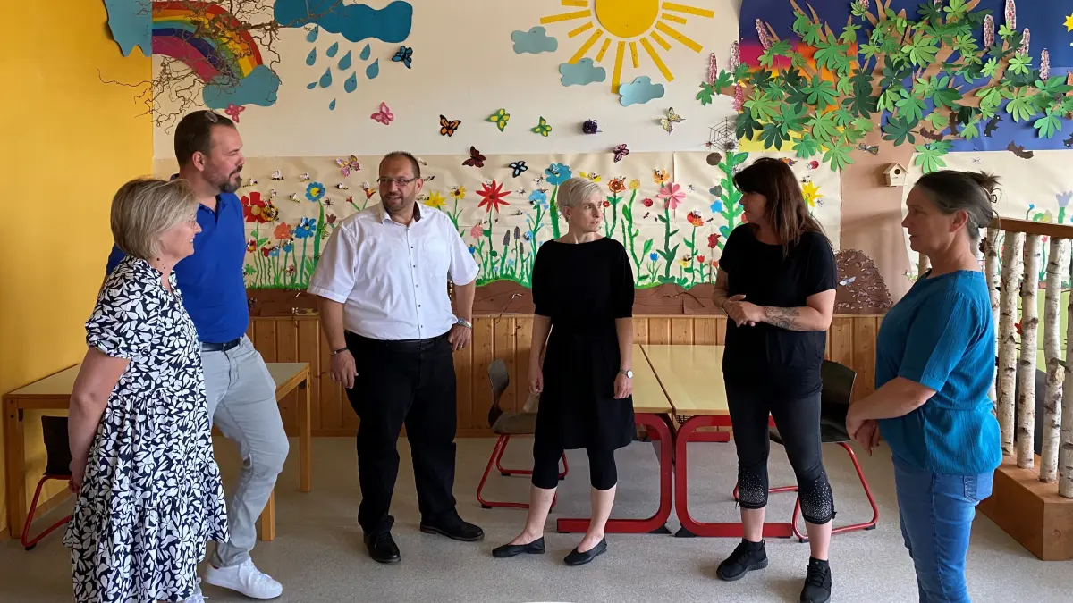 AWO Schwäbisch Hall übernimmt zum 1. September die Schulkindbetreuung an der Kochertal-Grundschule Sulzbach-Laufen. Pressegespräch mit dem Verantwortlichen (von links): Lutmilla Wilhelm (Teamleitern Schulkindbetreuung), AWO-Geschäftsführer Lars Piechot, Bürgermeister Markus Bock, Rektorin Anette Geiger sowie die beiden Schulkindbetreuerinnen Stephanie Großpersky und Katrin Sick.