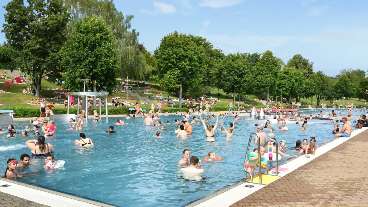 Gut besucht: Das Ehinger Freibad am Samstag. Insgesamt verläuft die Badesaison wegen des Wetters aber nicht so erfolgreich.