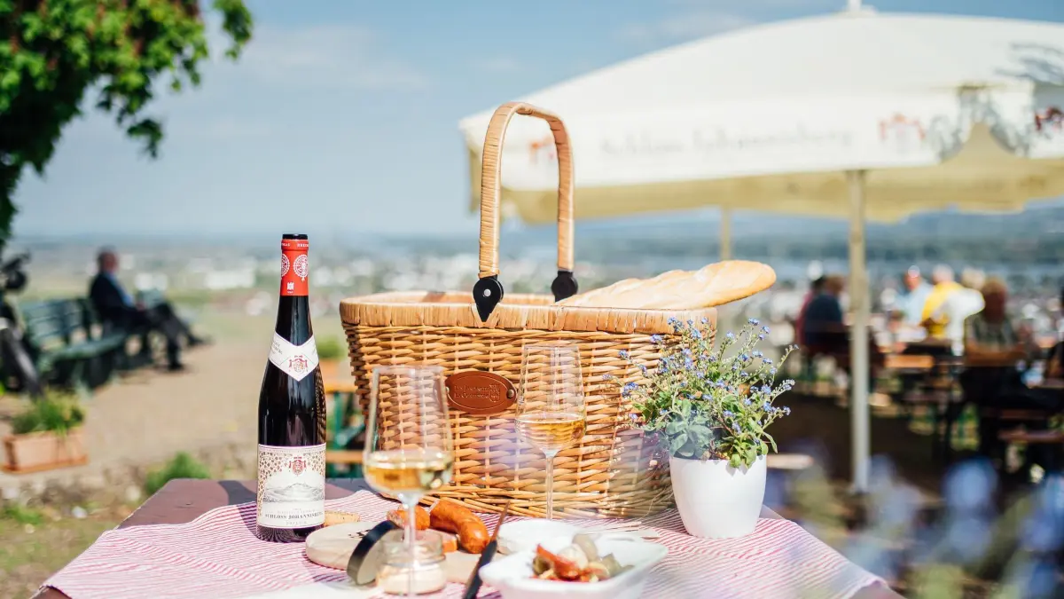 Picknickkorb vom Schloss Johannisberg: HANDOUT - 30.06.2023, NA, Geisenheim: Das Weingut Schloss Johannisberg bietet am Weinprobierstand «Goetheblick» im Rheingau einen Picknickkorb an. (zu dpa: «Picknick im Spessart - Körbe für Ausflügler») Foto: -/Schloss Johannisberg/dpa +++ dpa-Bildfunk +++