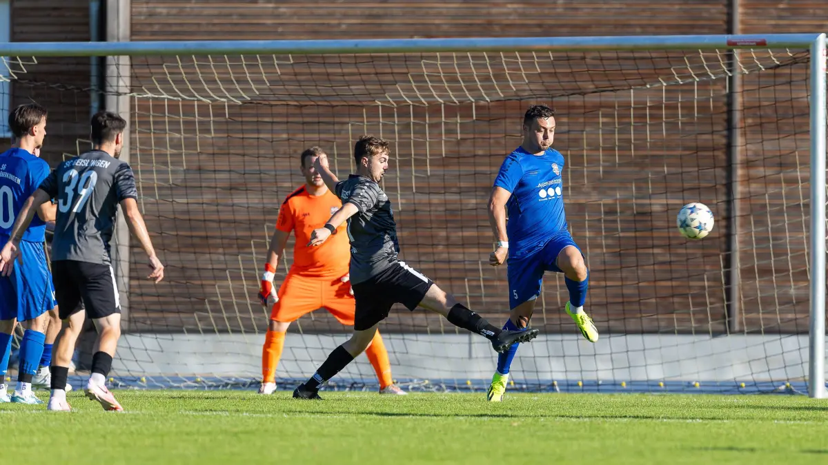 GZ-Pokal 2024: GZ-Pokal 2024; SGM TSV Bad Überkingen/SSV Hausen - SC Geislingen II;
Spieltag 4, Spiel 1;
Patrick Teuber (SGM TSV Bad Überkingen/SSV Hausen, #5) blockt einen Schuss von Max Kreß (SC Geislingen II, #11);
29.07.2024; Deggingen.
Foto: Thomas Madel