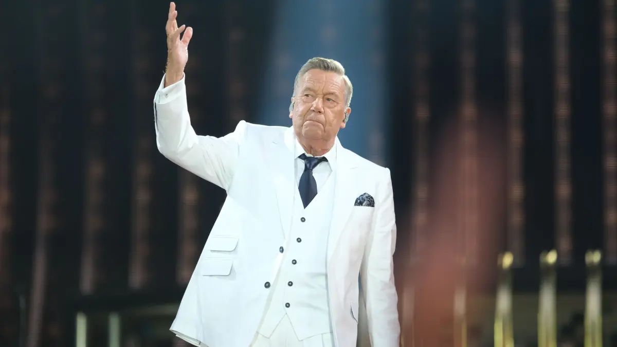 Schlagersänger Roland Kaiser beim Konzert „Kaisermania“. Nach dem Auftakt am Freitag tritt de Star noch am 27.07.2024 sowie am 03. und 04.08.2024 am Elbufer auf. Alle Shows sind ausverkauft. +++ dpa-Bildfunk +++