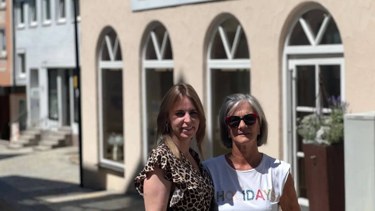 Das Hochzeitshaus in der Hauptstraße schließt im Herbst. Inhaberin Julia Nissan (links), hier mit Mitarbeiterin Sabine Konstantinou, nimmt sich eine Auszeit.