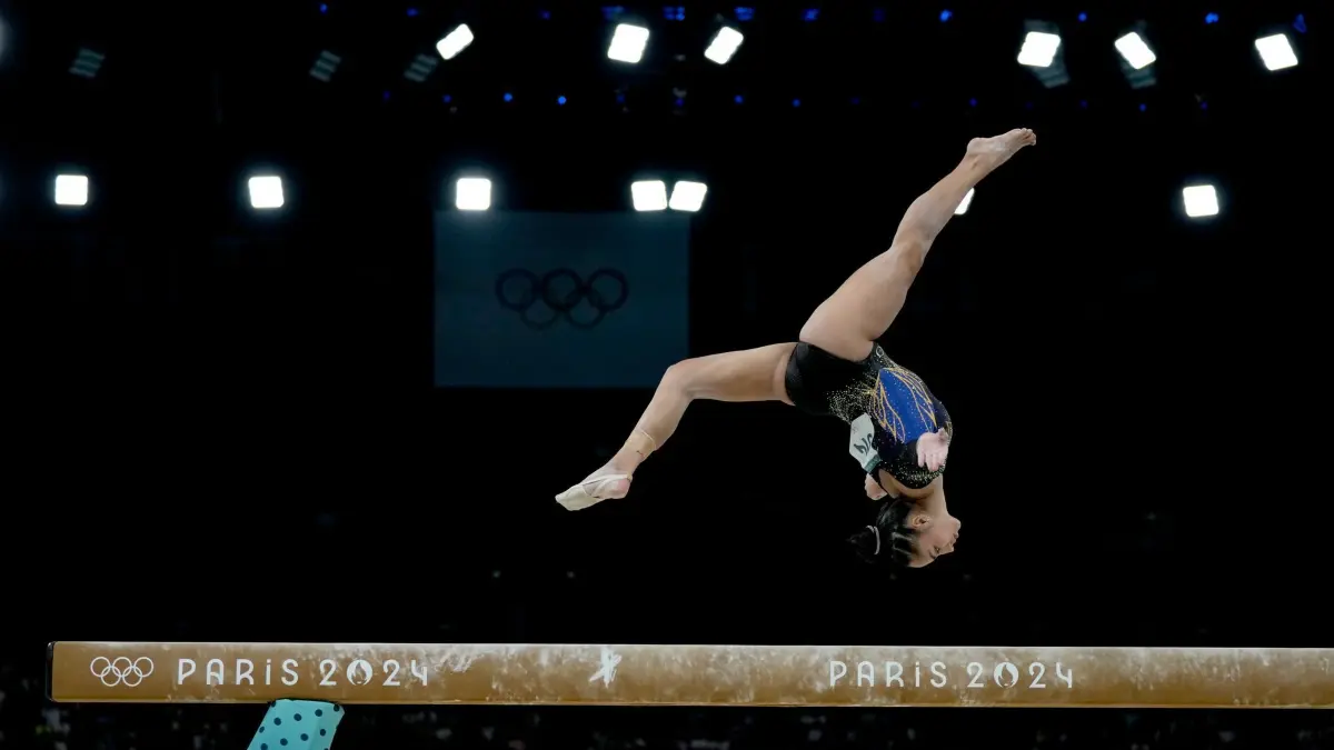 Paris 2024 - Turnen: 28.07.2024, Frankreich, Paris: Julia Soares aus Brasilien tritt am Schwebebalken während einer Qualifikationsrunde im Kunstturnen der Frauen in der Bercy Arena bei den Olympischen Sommerspielen 2024 an. Foto: Francisco Seco/AP/dpa +++ dpa-Bildfunk +++