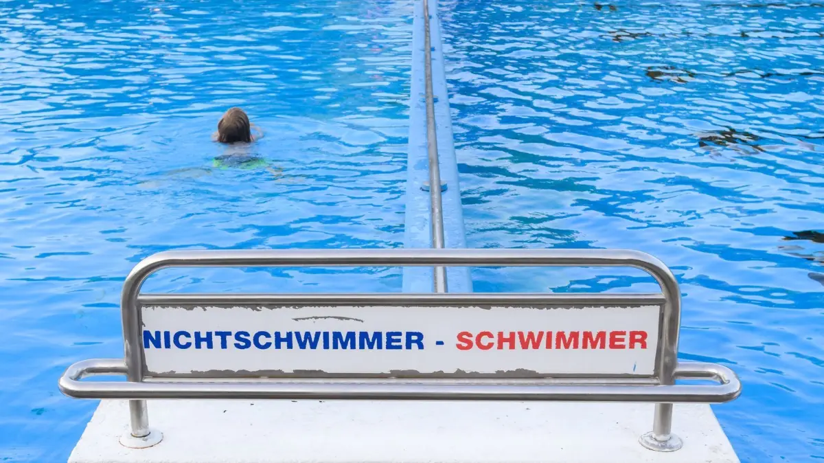 Frühschwimmer in Hannover: 30.07.2024, Niedersachsen, Hannover: Ein Schild „Nichtschwimmer - Schwimmer“ steht im Freibad Kleefelder Bad - Annabad. Foto: Julian Stratenschulte/dpa +++ dpa-Bildfunk +++