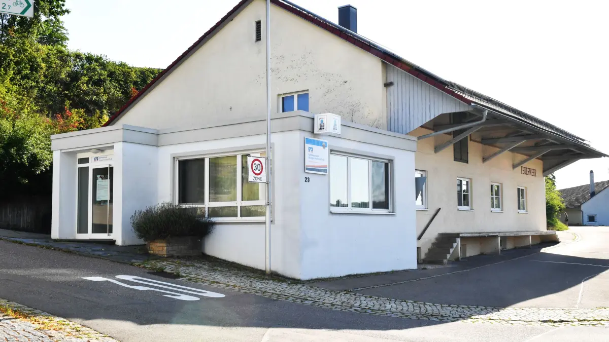 Das verlassene Gebäude der VR-Bank Alb-Blau-Donau in Kirchen.