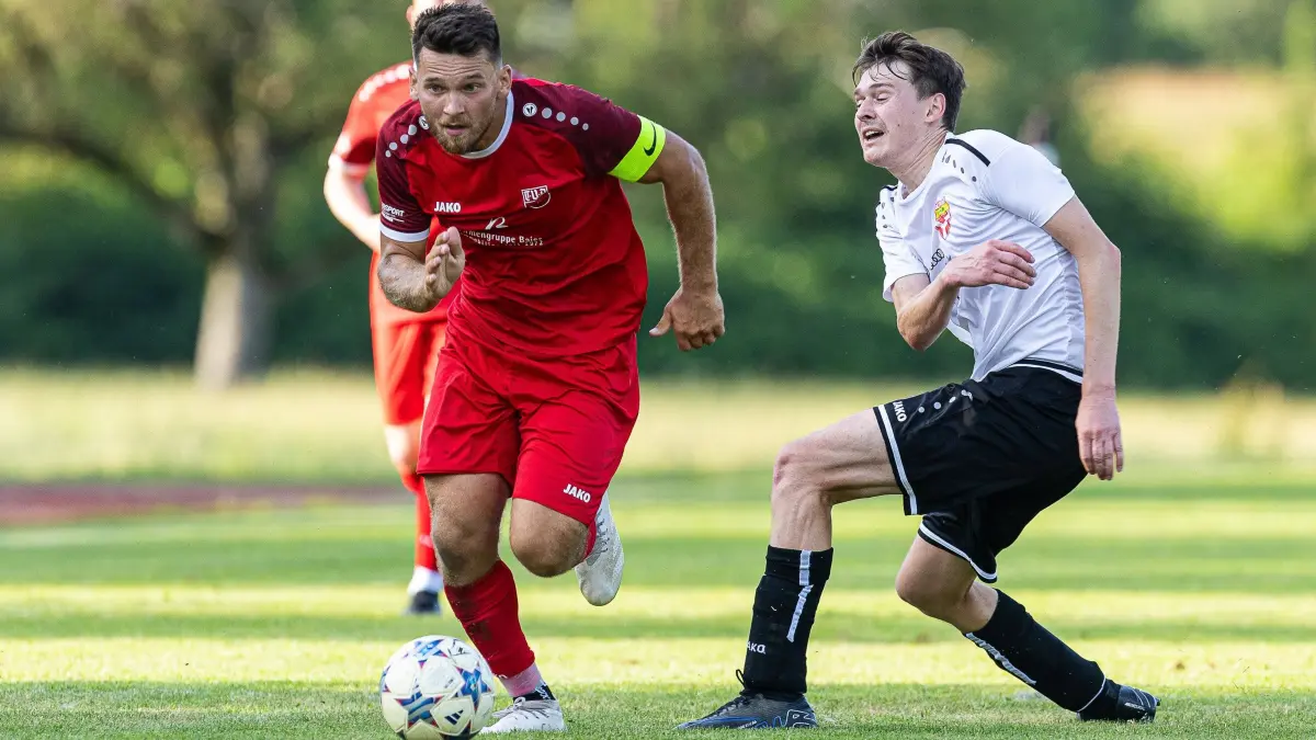 GZ-Pokal 2024: GZ-Pokal 2024; TV Eybach - TV Altenstadt;
Spieltag 5, Spiel 1;
Lukas Mroz (TV Altenstadt, #10) und Dennis Kock (TV Altenstadt, #3);
30.07.2024; Deggingen.
Foto: Thomas Madel