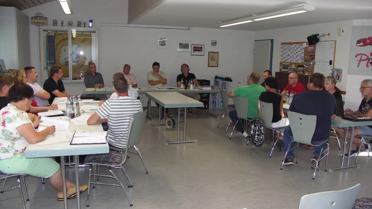 Die Räte von Lauterach und Rechtenstein bei der Vergabe für die Arbeiten der Wasserversorgung im Vereinsraum der Lautertalhalle am Montag.
