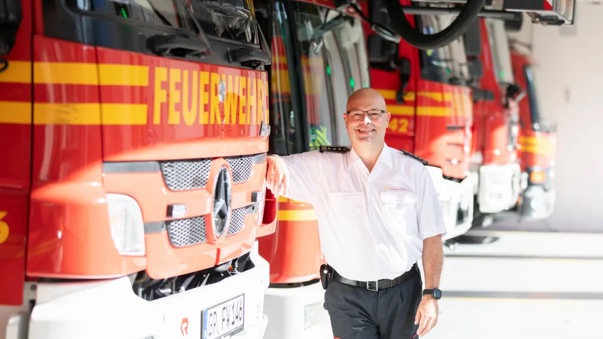 Der scheidende Geislinger Feuerwehrkommandant Jörg Wagner in der Fahrzeughalle der Feuerwache.