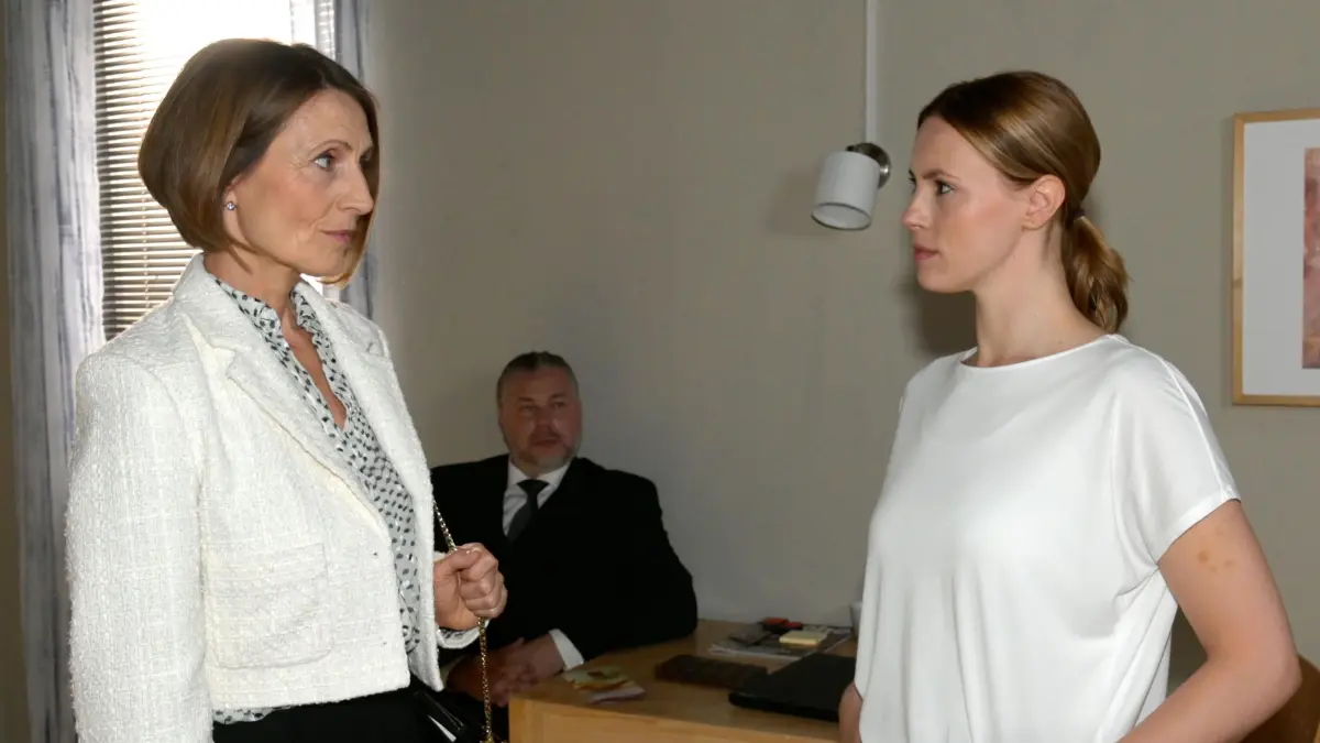 Rosa (Joana Schümer, l.) weiß, dass Zoe (Lara Dandelion Seibert) ist überrascht, als plötzlich Rosa (Joana Schümer) bei ihr auftaucht.+++ Die Verwendung des sendungsbezogenen Materials ist nur mit dem Hinweis und Verlinkung auf RTL+ gestattet. +++