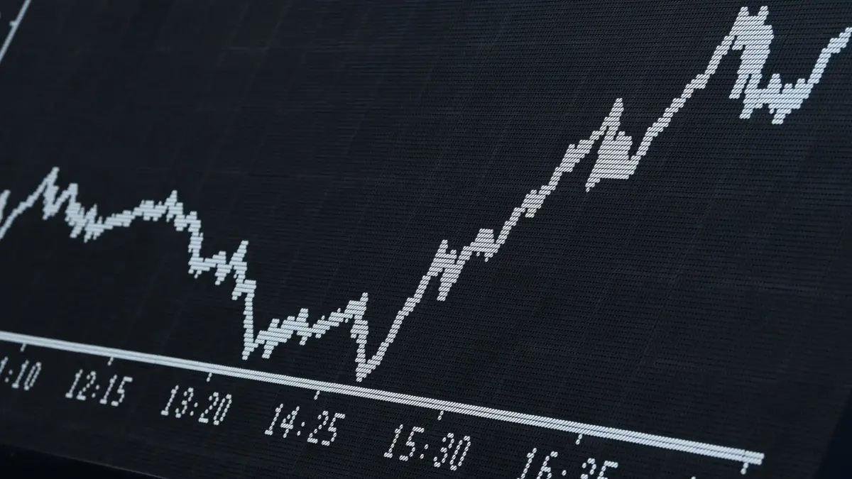 Deutsche Haushalte mehren ihr Geldvermögen: ARCHIV - 16.03.2020, Hessen, Frankfurt/Main: Die Dax-Kurve ist im Handelssaal der Frankfurter Wertpapierbörse auf einer Anzeigetafel zu sehen. Eine enttäuschende Quartalsbilanz der Deutschen Bank und schwache Konjunkturdaten haben die Kurse am deutschen Aktienmarkt belastet. Vor dem Zinsentscheid der US-Notenbank Fed hat der Dax seine moderaten Vortagesgewinne ausgebaut. (zu dpa: «Dax baut seine Gewinne aus») Foto: Arne Dedert/dpa +++ dpa-Bildfunk +++