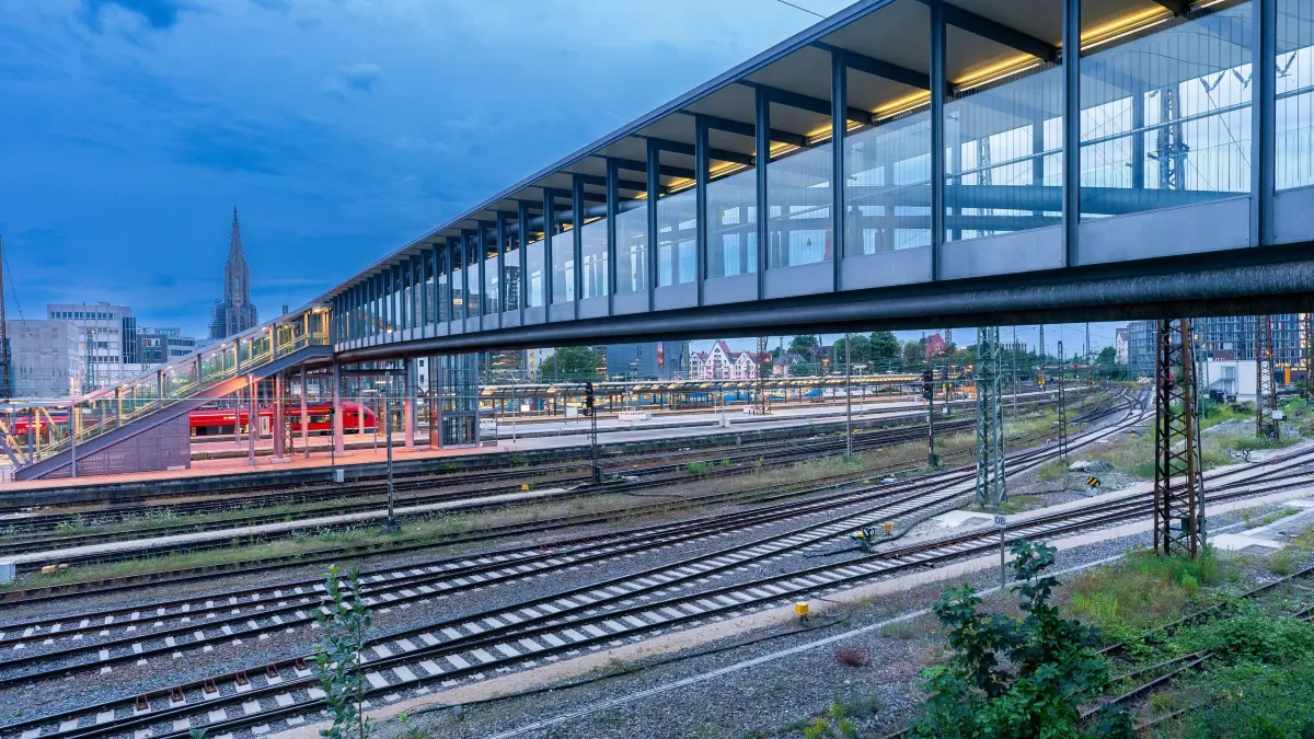 Bahnhofsteg soll bessere Beleuchtung und Reinigungsanlagen bekommen. Sie kosten aber mehr Ulm