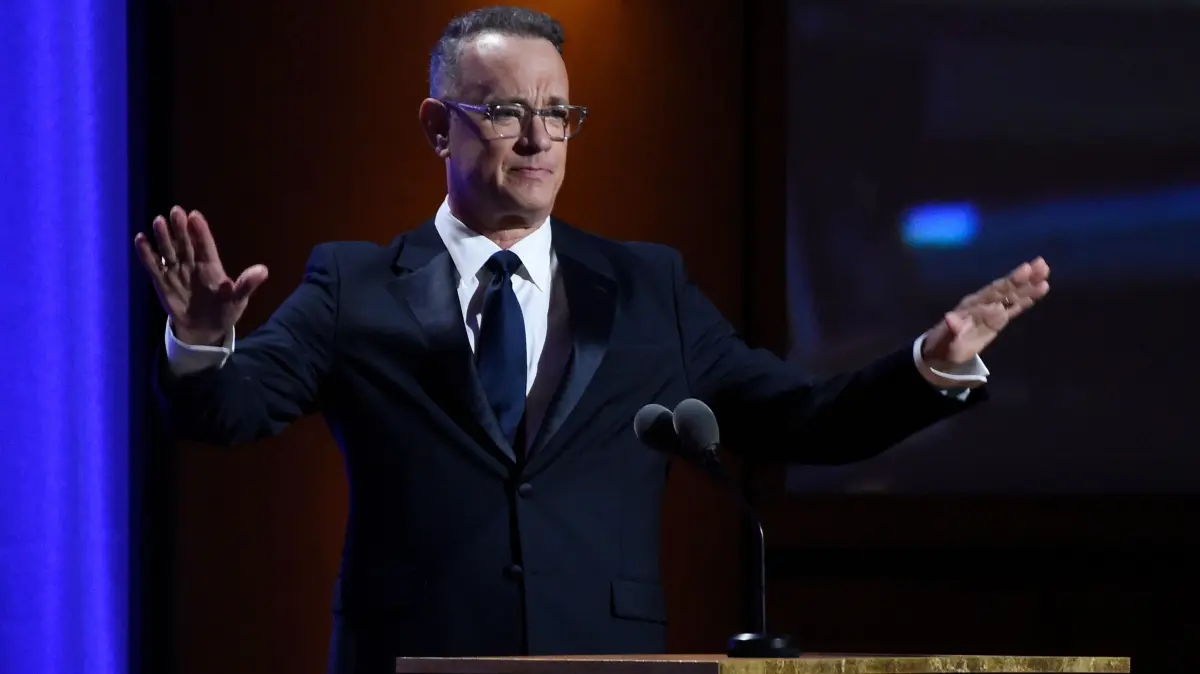 18.11.2018, USA, Los Angeles: Tom Hanks, Schauspieler aus den USA, hält eine Rede bei den Governors Awards 2018 im Dolby Theatre. Foto: Chris Pizzello/Invision/AP/dpa +++ dpa-Bildfunk +++