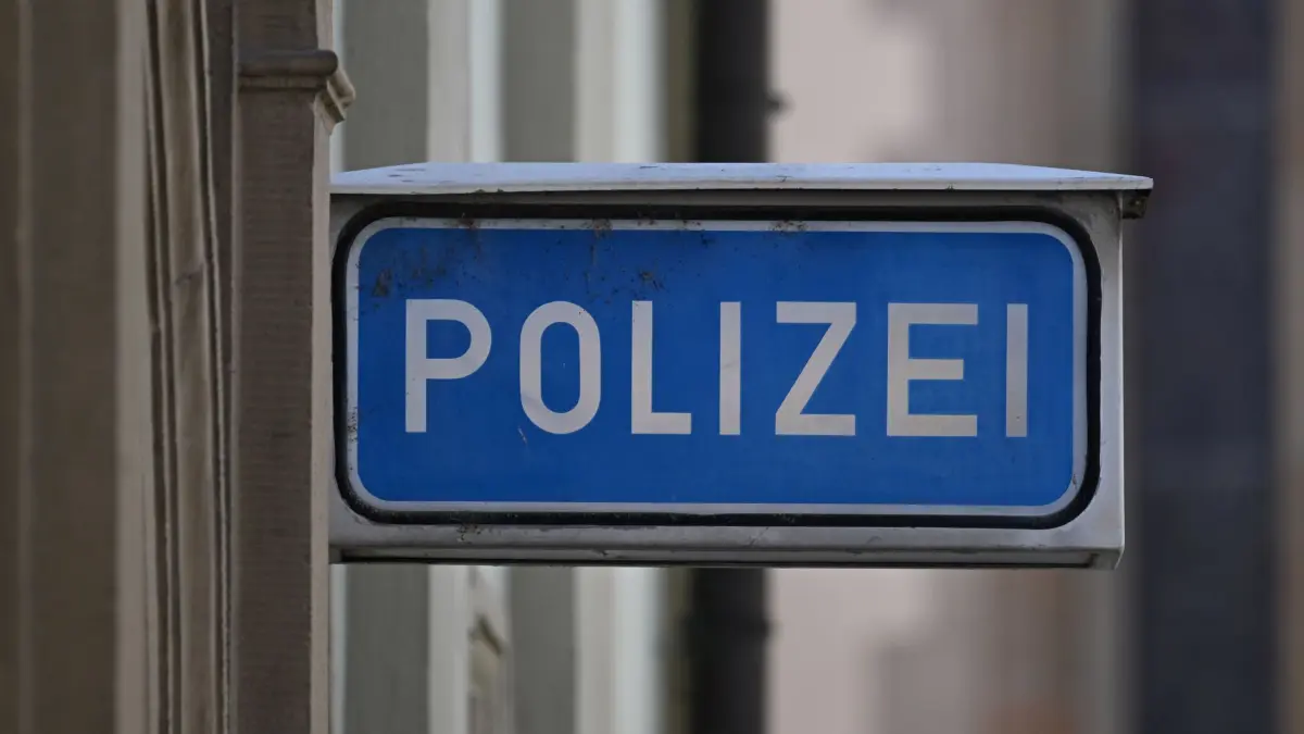 Ein Schild mit der Aufschrift Polizei vor einer Polizeiwache in Rottenburg am Neckar. (zu dpa: «Zweijähriger büxt nachts aus Wohnung aus») +++ dpa-Bildfunk +++