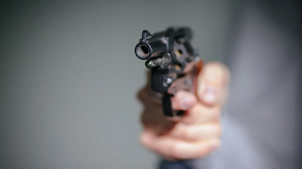 Schreckschusswaffe - Illustration: ARCHIV - 26.11.2015, Sachsen, Dresden: Ein Mensch hält einen Schreckschuss-Revolver in der Hand. (zu dpa: «Zwei Leichtverletzte nach Schüssen aus Schreckschusswaffe») Foto: Oliver Killig/dpa-Zentralbild/dpa +++ dpa-Bildfunk +++