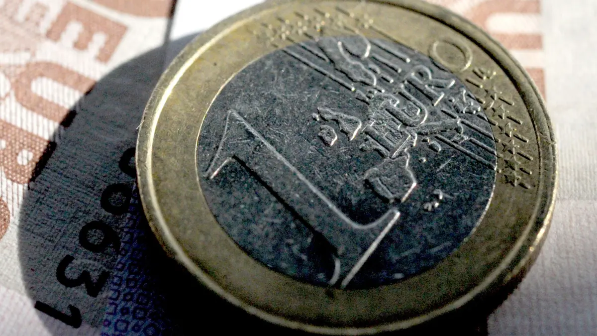 ILLUSTRATION - Euromünzen liegen am Donnerstag (20.10.2011) in Düsseldorf auf einem Tisch. Die Verhandlungen vor dem Krisengipfel der Euro-Lenker spitzen sich zu. Viele Streitpunkte sind noch ungelöst. Paris und Berlin sind uneins über Wege zu einer höheren Schlagkraft des Rettungsfonds. Auch Griechenland muss weiter um die nächste Hilfszahlung zittern. Foto: Federico Gambarini dpa/lnw ++ +++ dpa-Bildfunk +++