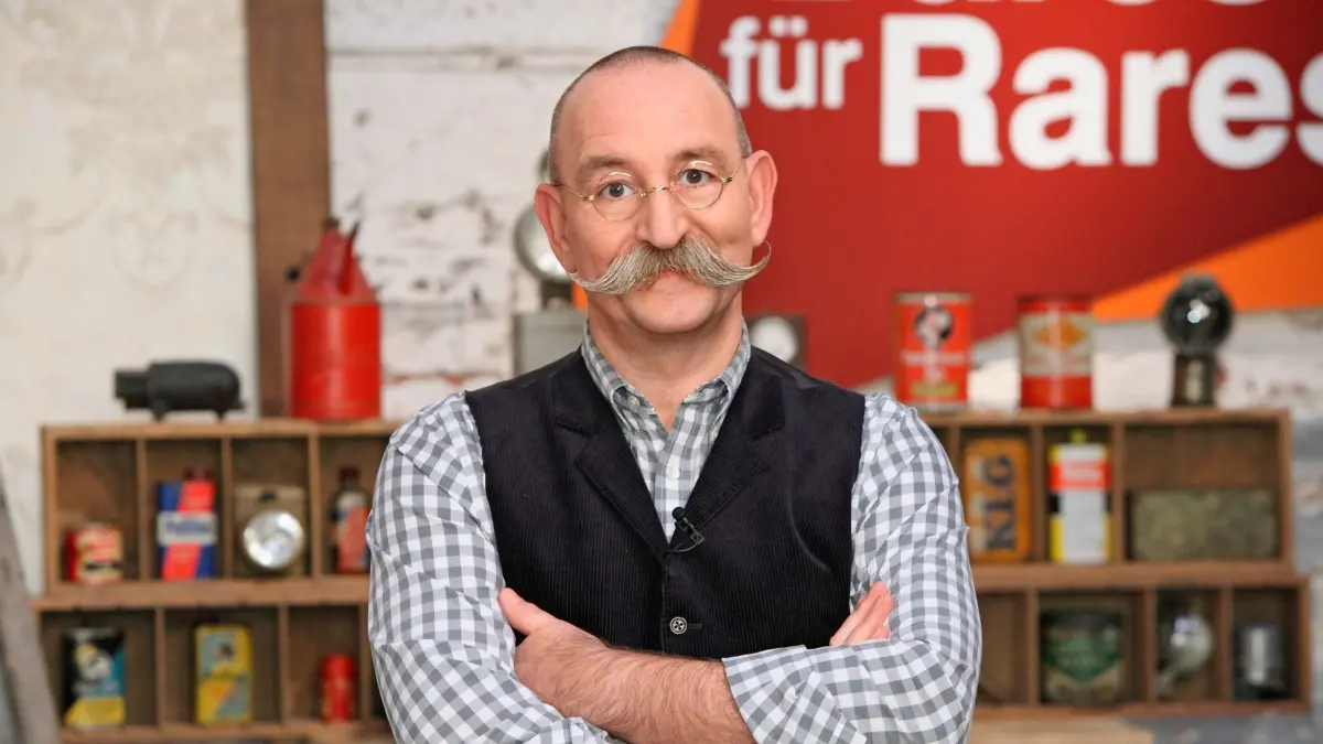 „Bares für Rares“-Moderator Horst Lichter war von dem Exponat sehr angetan.