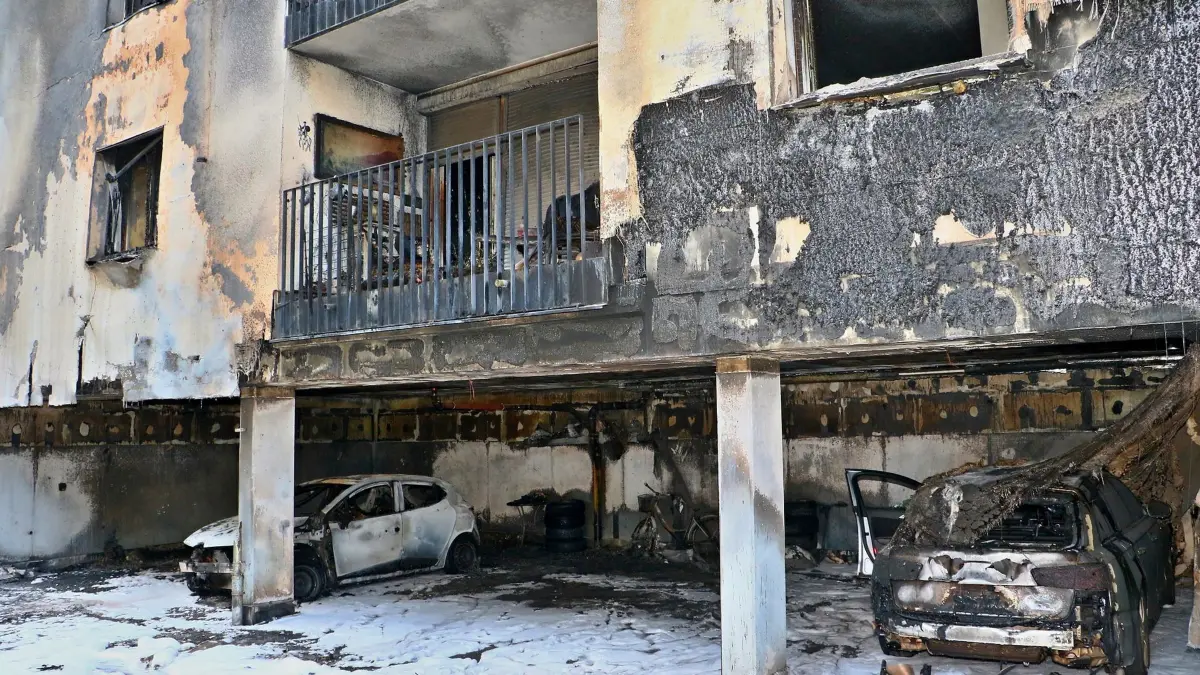 01.08.2024: Pressemitteilung der Feuerwehr Stuttgart:
Feuerwehr Stuttgart
FW Stuttgart: Brennender PKW löst Fassadenbrand aus
Stuttgart (ots)
- 2 brennende PKW in Garage unter Wohnhaus
- Feuer greift auf Gebäude über
- Zwei Wohnungen nicht mehr bewohnbar
Gegen 5:00 Uhr berichteten Anrufer der Integrierten Leitstelle Stuttgart von einem brennenden PKW an einem Gebäude in der Leobener Straße in Stuttgart Feuerbach. Umgehend wurden die Kräfte der Feuerwache 4 und weitere Kräfte zur Einsatzstelle entsandt.
Die ersteintreffenden Kräfte stellten vor Ort einen brennende PKW in einer offenen Garage unter einem Wohnhaus fest, das Feuer drohte auf das Gebäude überzugreifen. Daher wurde umgehend das Alarmstichwort erhöht und zusätzliche Kräfte inklusive Sonderfahrzeuge alarmiert. Noch während der Löschangriff vorbereitet wurde, griff das Feuer schlagartig auf die Fassade und einen weiteren PKW über. Parallel zu den Löschmaßnamen suchten mehrere Trupps unter Atemschutz das Gebäude nach Personen ab. Außerdem erhöhte der Einsatzleiter nochmals das Alarmstichwort. Zu diesem Zeitpunkt wurde noch eine bettlägerige Person im Gebäude vermisst.
Die Löschmaßnahmen zeigten schnell Wirkung, jedoch platzten durch die Hitze Fenster im 1. OG, wodurch das Feuer auf eine Wohnung übergriff. Im 2. OG drang durch ein ebenfalls zerstörtes Fenster Rauch in die Wohnung ein. Die Bewohner des Gebäudes konnten alle bereits das Gebäude selbstständig und unverletzt verlassen. Die zunächst vermisste bettlägerige Person wurde im nicht betroffenen Teil des Gebäudes aufgefunden und vor Ort betreut. Im Laufe des Einsatzes erlitt eine Bewohnerin einen Schwächeanfall und wurde ambulant durch den Rettungsdienst versorgt. Auch das Nachbargebäude wurde durch die große Hitzeentwicklung beschädigt, ein Übergriff des Brandes konnte aber verhindert werden.
Nachdem das Feuer gelöscht war, wurde die Fassade ausgiebig auf verbliebene Glutnester kontrolliert und ggf. abgelöscht. Auch alle weiteren Wohnungen des Gebäudes wurden auf Schäden und Raucheintrag kontrolliert. Zwei Wohnungen sind nach Abschluss der Maßnahmen nicht mehr bewohnbar. Die insgesamt vier Bewohnerinnen und Bewohner kommen nun bei Verwandten bzw. in durch die Stadt organisierten Unterkünften unter.
Die Feuerwehr Stuttgart war mit insgesamt 59 Kräften im Einsatz, davon sieben Trupps unter Atemschutz und es wurden drei Löschrohre eingesetzt.
Einsatzkräfte
Berufsfeuerwehr
Feuerwache 1: Kleineinsatzfahrzeug Türöffnung
Feuerwache 2: Inspektionsdienst, Löschzug, Abrollbehälter Atemschutz
Feuerwache 3: Direktionsdienst, Löschzug, Einsatzleitwagen 2, ZBV-Gruppe
Feuerwache 4: Löschzug, Gerätewagen Atemschutz/Messtechnik
Verwaltungsstandort: Amtsleiter vom Dienst
Freiwillige Feuerwehr
Abteilung Degerloch/Hoffeld: Einsatzleitwagen
Abteilung Hedelfingen: Gerätewagen Messtechnik
Abteilungen Weilimdorf: Wachbesetzung Feuerwache 4
Abteilung Stammheim: Wachbesetzung Feuerwache 4
Rettungsdienst
Organisatorischer Leiter Rettungsdienst
Leitender Notarzt
Notarzteinsatzfahrzeug
3 Rettungswagen
Schnelleinsatzgruppe
Notfallseelsorger
Kriseninterventionsteam
Rückfragen bitte an:
Feuerwehr Stuttgart
Presse- und Öffentlichkeitsarbeit
0711 216 73555
37-Pressestelle@stuttgart.de
www.feuerwehr-stuttgart.de
Foto: KS-Images.de/Andreas Rometsch
