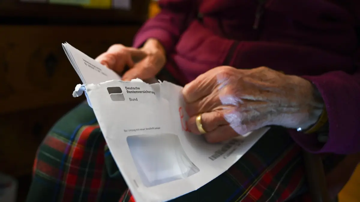 Eine Seniorin hält ihren Rentenbescheid in der Hand. Vor einem Jahr startete die Grundrente. Wegen enormen Aufwands bei der Ermittlung des Anspruchs sind längst noch nicht alle Renten geprüft - doch nun kommt die nächste Stufe.(zu dpa "Nächste Stufe der Grundrente - Alle Renten vor Überprüfung") +++ dpa-Bildfunk +++
