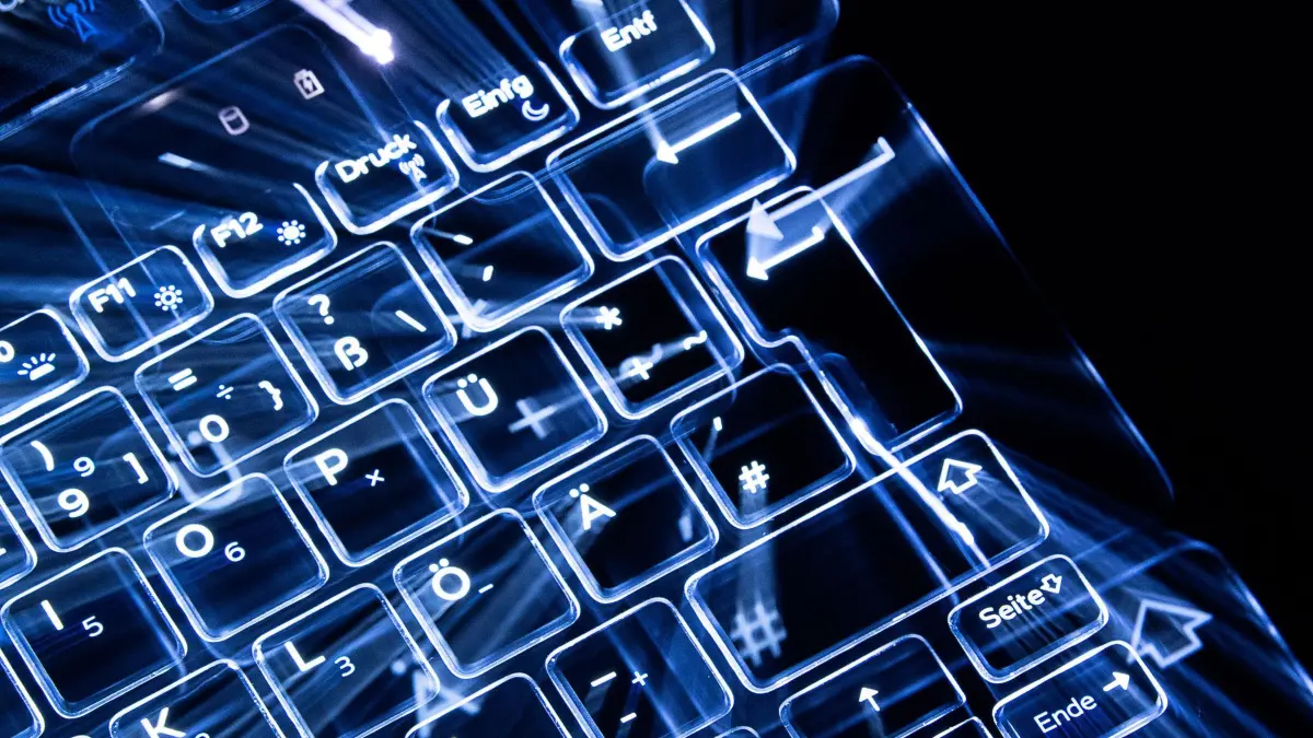 Hacker-Angriffe: ARCHIV - 11.01.2019, Baden-Württemberg, Stuttgart: ILLUSTRATION - Tasten einer beleuchteten Tastatur. (Aufnahme mit Zoomeffekt). (zu dpa: «Fachhochschule kann nach Hackerangriff wieder E-Mails senden») Foto: Sebastian Gollnow/dpa +++ dpa-Bildfunk +++